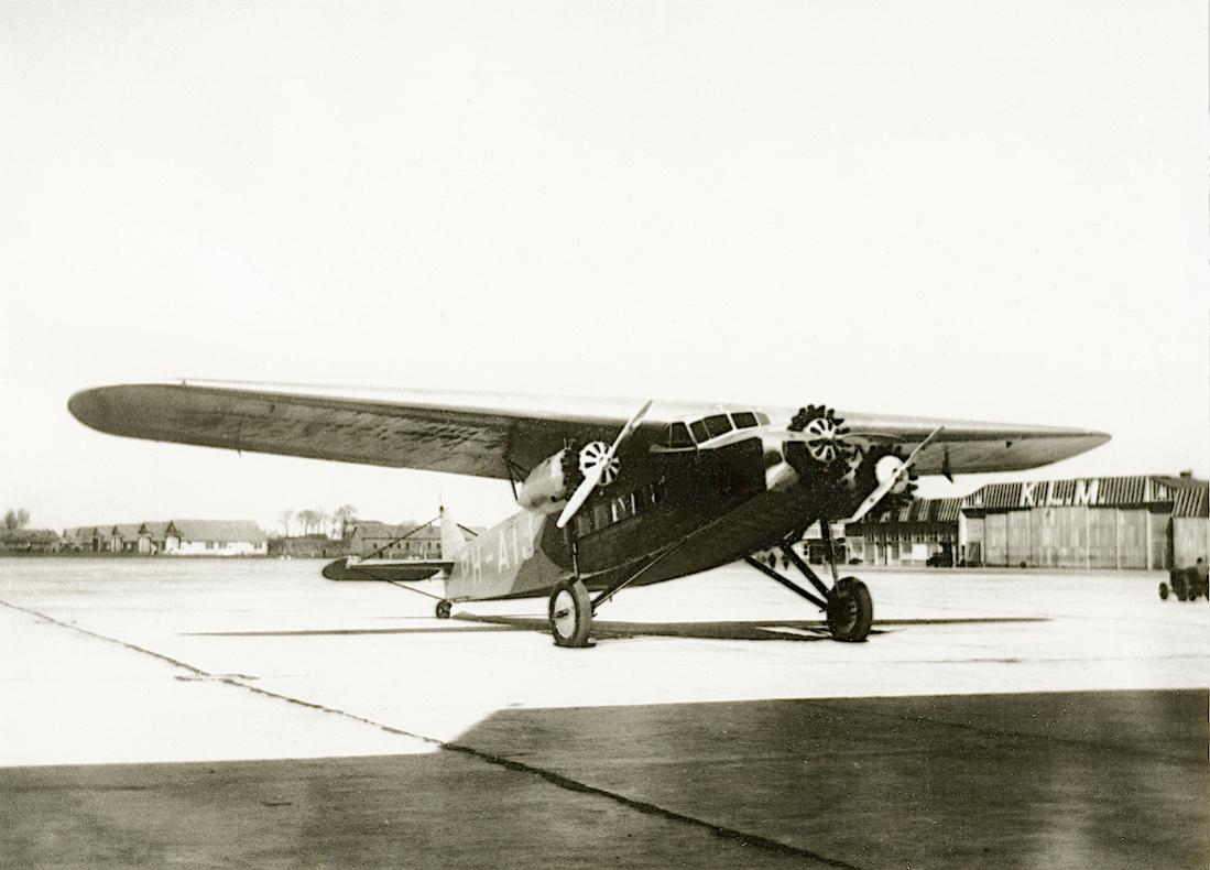 Naam: Foto 362. PH-AIJ 'IJsvogel'. Fokker F.XII. 1100 breed.jpg
Bekeken: 543
Grootte: 80,6 KB