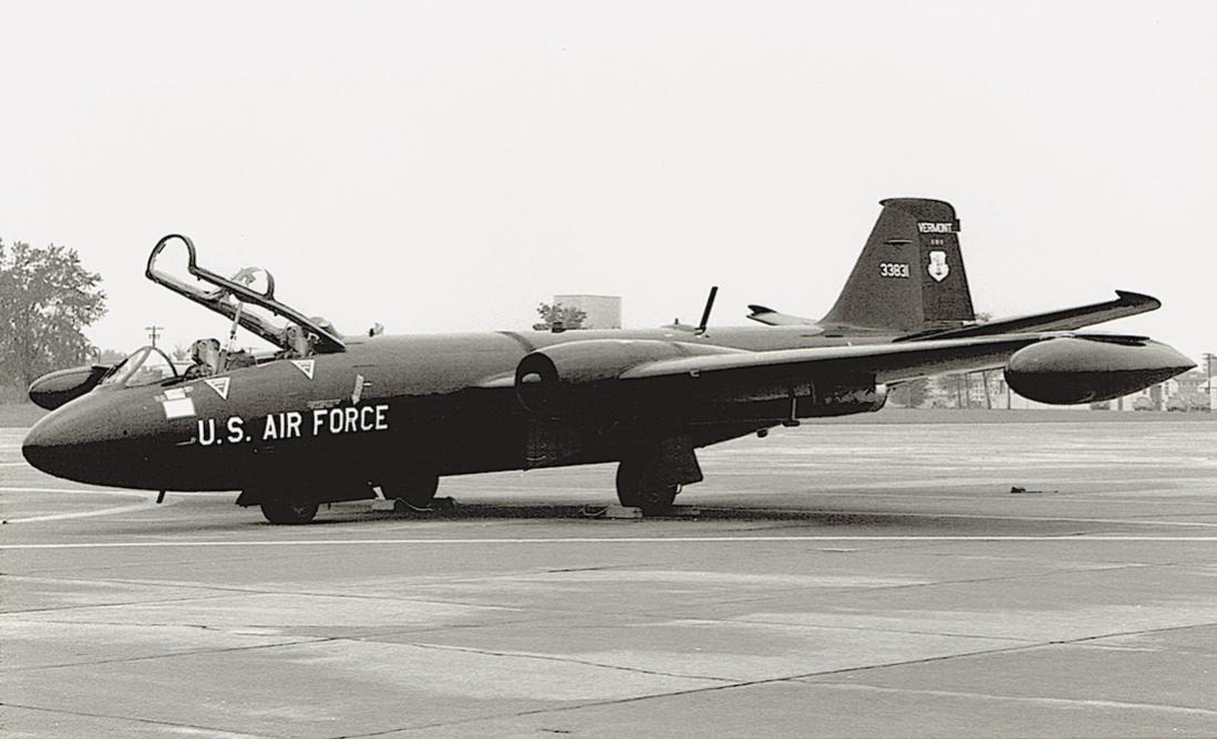 Naam: Foto 789. Martin B-57C-MA (33831 = 53-3831). USAF, Vermont ANG. 1100 breed.jpg
Bekeken: 708
Grootte: 77,7 KB