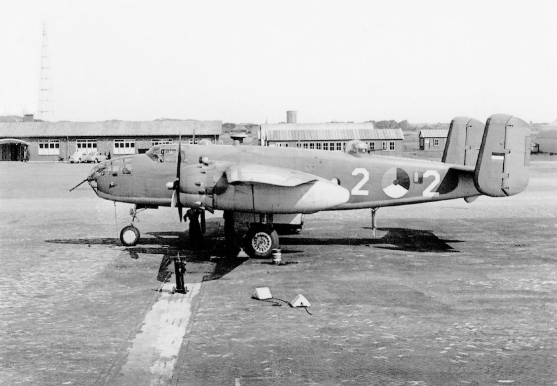 Naam: #387. 2-2 (= B-2. Eerder FR206, R-2 en M-2). North American B-25 Mitchell. 1100 breed.jpg
Bekeken: 1035
Grootte: 98,0 KB