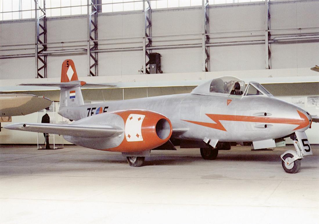 Naam: Foto 268. '7E-5 ('I-189')'. Gloster Meteor F.Mk.8. 1100 breed.jpg
Bekeken: 750
Grootte: 95,2 KB