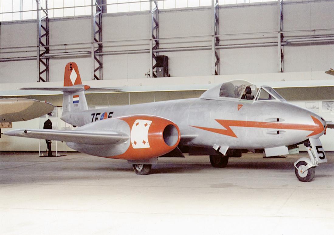 Naam: Foto 268. '7E-5 ('I-189')'. Gloster Meteor F.Mk.8. 1100 breed.jpg
Bekeken: 1296
Grootte: 95,2 KB