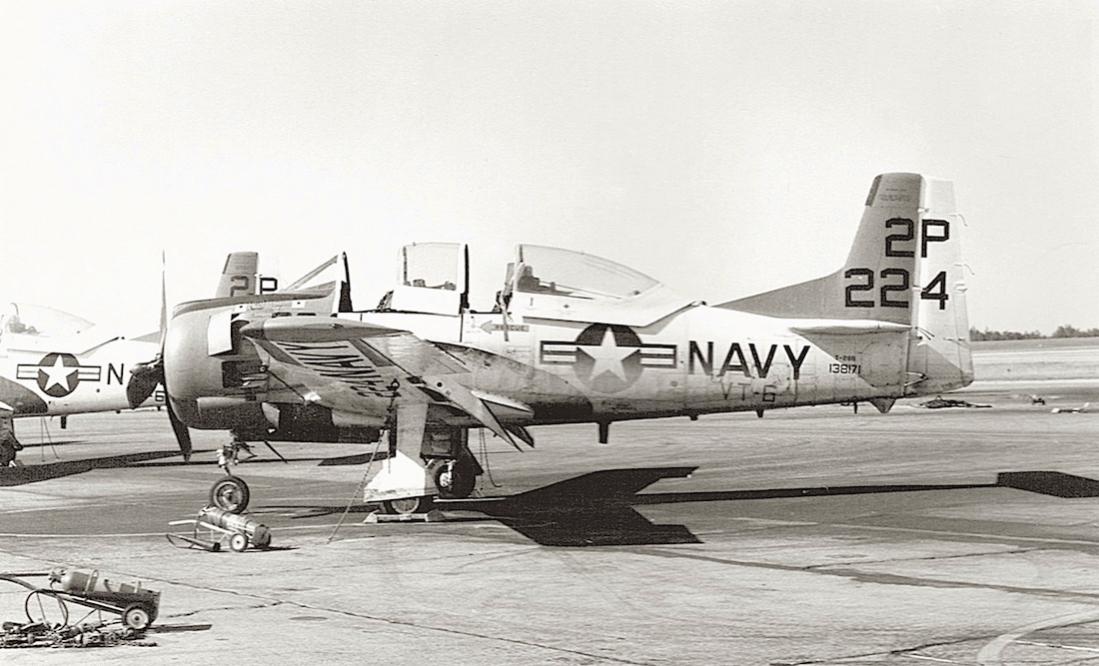 Naam: Foto 794. 138171 (MSN 200-242). North American T-28B Trojan. US Navy. To MASDC as 5T0164 21Dec78.jpg
Bekeken: 562
Grootte: 94,2 KB