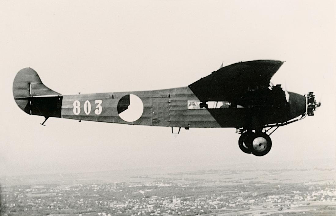 Naam: Foto 137. '803' (ex 'Postduif' H-NAEA). Fokker F.VIIa:3m. 1100 breed.jpg
Bekeken: 914
Grootte: 66,6 KB
