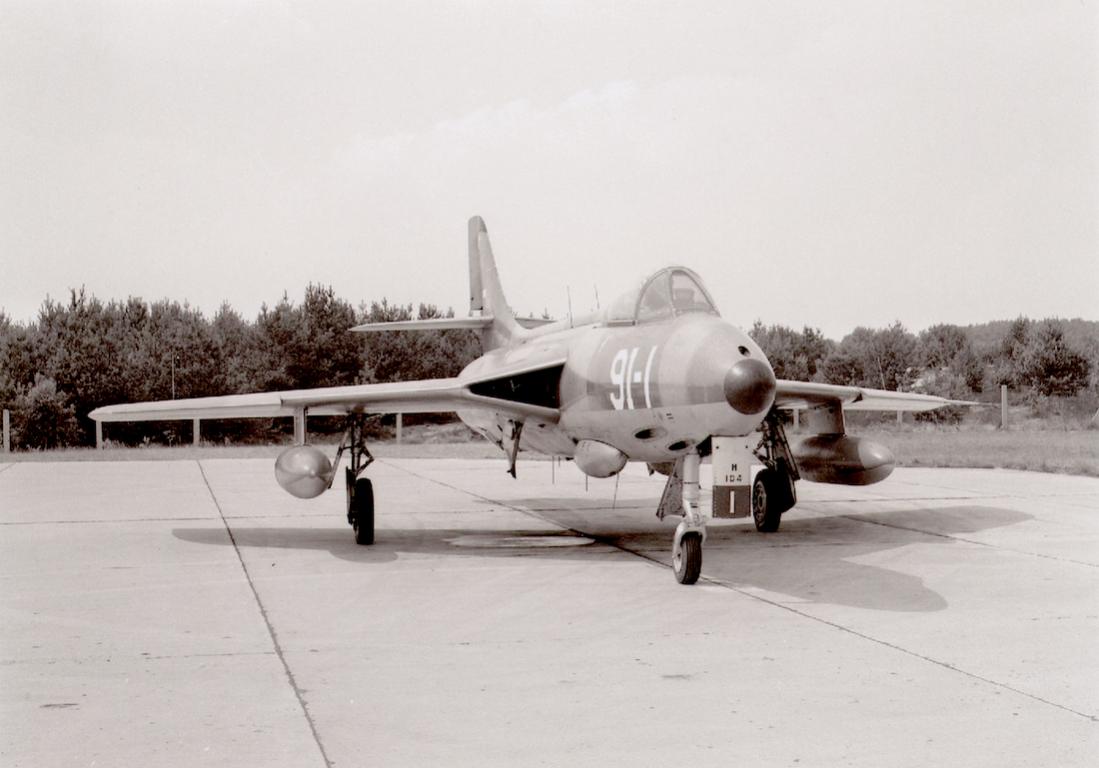 Naam: Foto 270. Hunter van 326 Squadron. In 1960 verdween de squadron-code en werd vervangen door een .jpg
Bekeken: 1265
Grootte: 70,5 KB