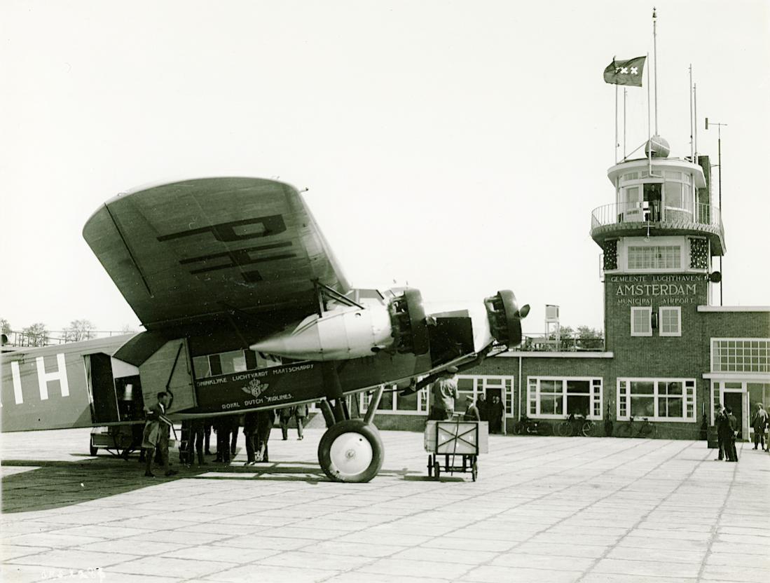 Naam: Foto 367. PH-AIH 'Havik'. Fokker F.XII. 1100 breed.jpg
Bekeken: 600
Grootte: 99,6 KB