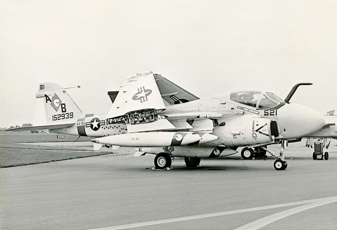 Naam: Foto 797. 152939. (MSN I (capital I)-244) from VA-34. Grumman A-6A Intruder, converted to KA-6D .jpg
Bekeken: 560
Grootte: 87,1 KB