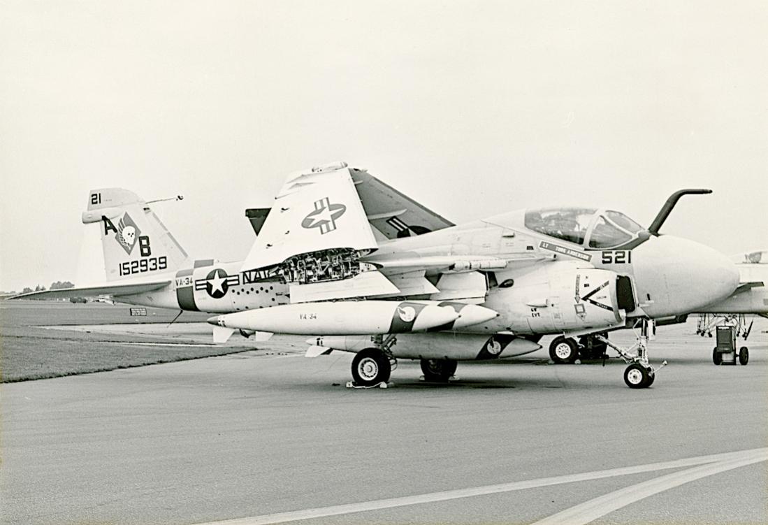 Naam: Foto 797. 152939. (MSN I (capital I)-244) from VA-34. Grumman A-6A Intruder, converted to KA-6D .jpg
Bekeken: 374
Grootte: 87,1 KB