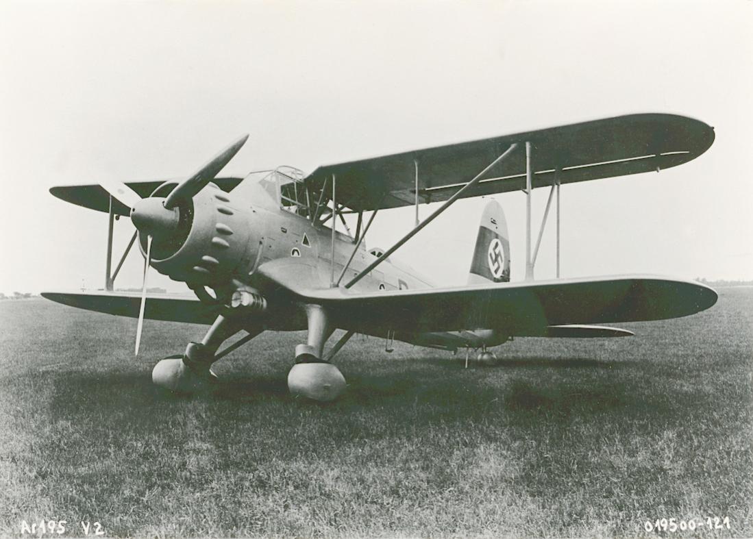 Naam: Foto 582. Arado Ar 195 V2. 1100 breed.jpg
Bekeken: 1202
Grootte: 108,1 KB