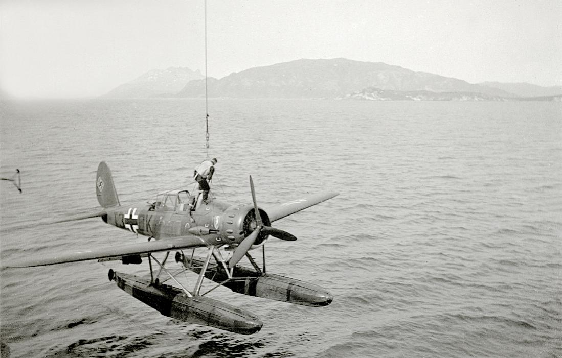 Naam: Foto 583. T3+BK. Arado Ar 196A-2 van Bordfliegergruppe 196 (BFGr. 196). 1100 breed.jpg
Bekeken: 1148
Grootte: 97,8 KB