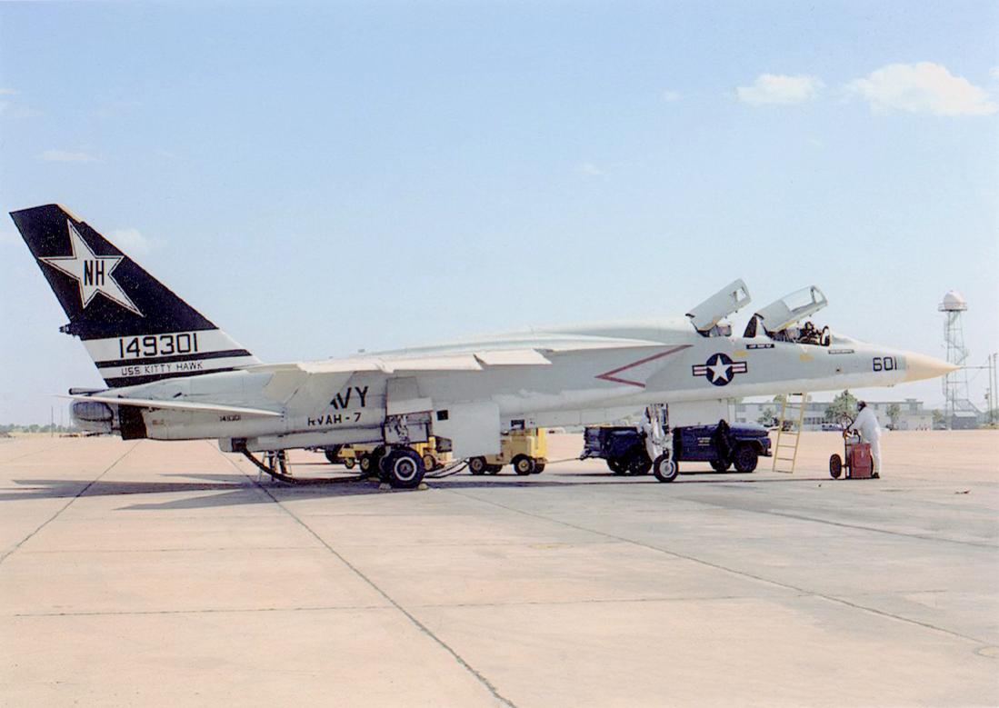 Naam: Foto 803. 149301. (MSN NA-269-36). North American A3J-2 Vigilante. Redesignated A-5B Sept 1962. .jpg
Bekeken: 426
Grootte: 72,2 KB