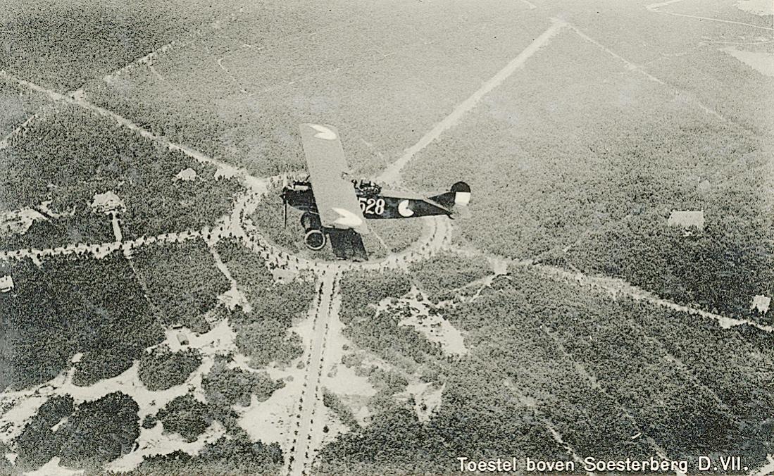 Naam: Kaart 855. 528. Toestel boven Soesterberg. D.VII (is fout, moet zijn C.I). 1100 breed.jpg
Bekeken: 813
Grootte: 234,6 KB