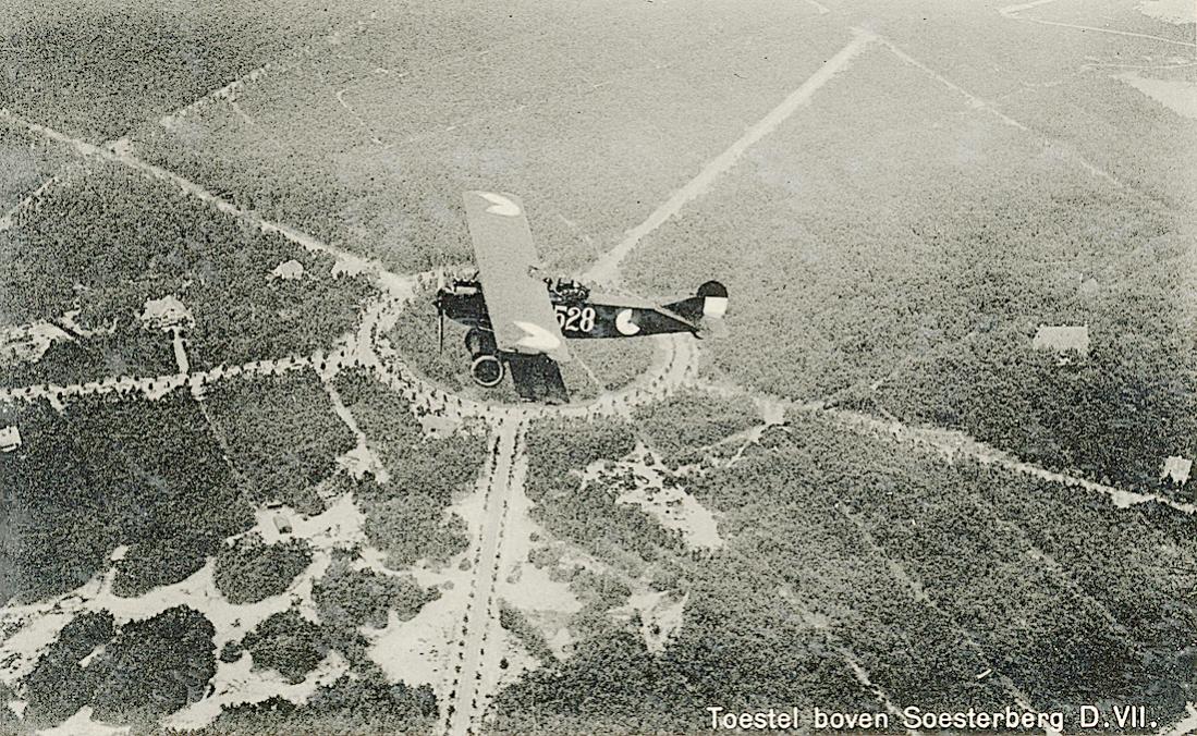 Naam: Kaart 855. 528. Toestel boven Soesterberg. D.VII (is fout, moet zijn C.I). 1100 breed.jpg
Bekeken: 538
Grootte: 234,6 KB