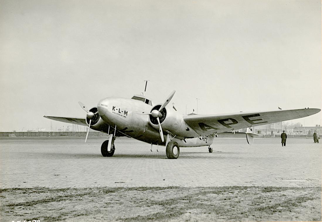 Naam: Foto 372. PH-APE 'Ekster'. Lockheed-14 Super Electra. 1100 breed.jpg
Bekeken: 773
Grootte: 90,7 KB