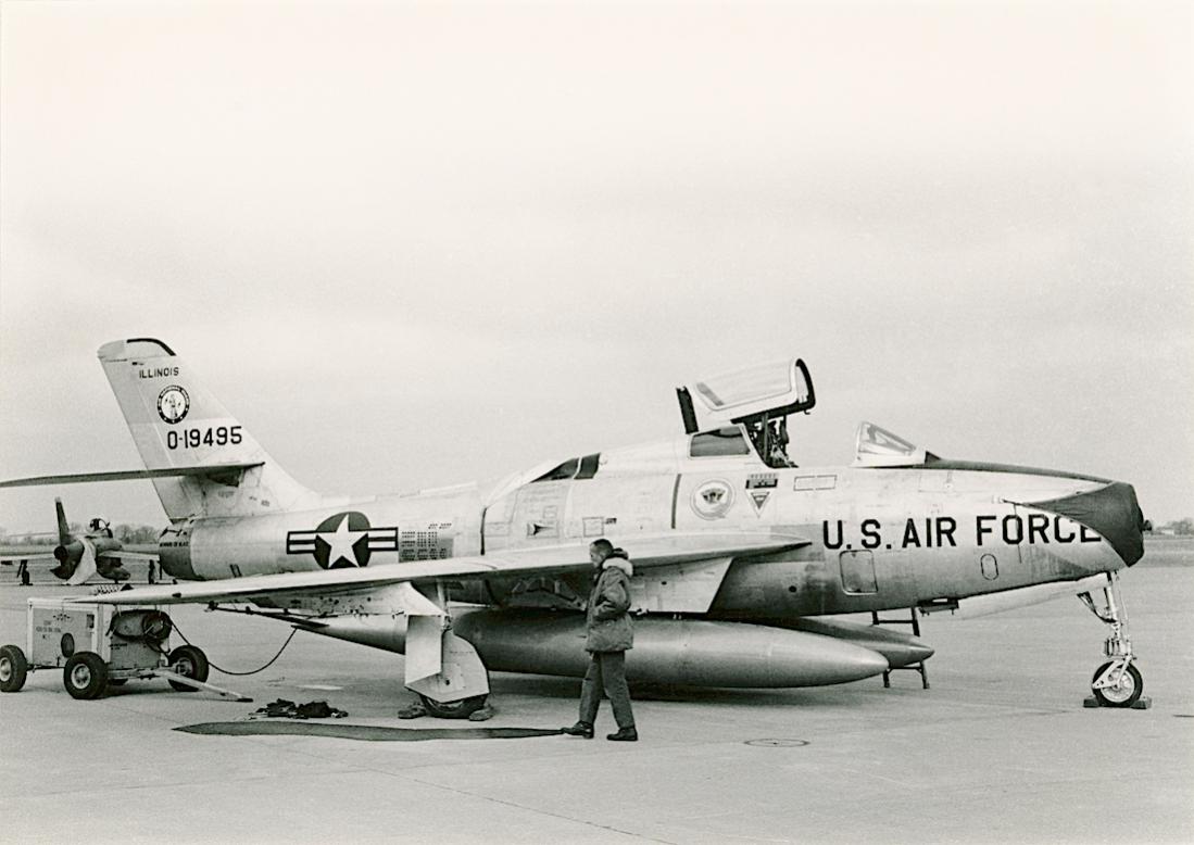 Naam: Foto 804. 0-19495 (= 51-9495). Republic (gebouwd door General Motors) F-84F-35-GK Thunderstreak..jpg
Bekeken: 613
Grootte: 80,7 KB