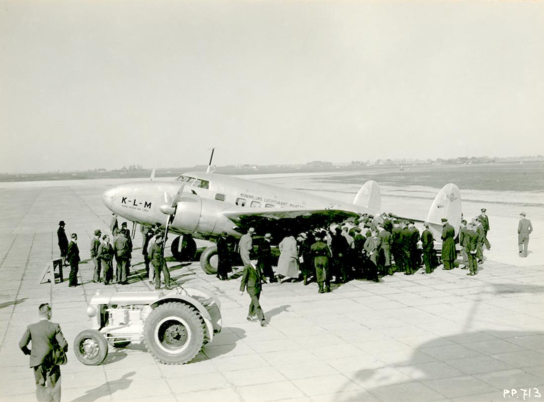 Naam: Foto 373. PH-APE 'Ekster'. Lockheed-14 Super Electra. 1100 breed.jpg
Bekeken: 449
Grootte: 81,0 KB