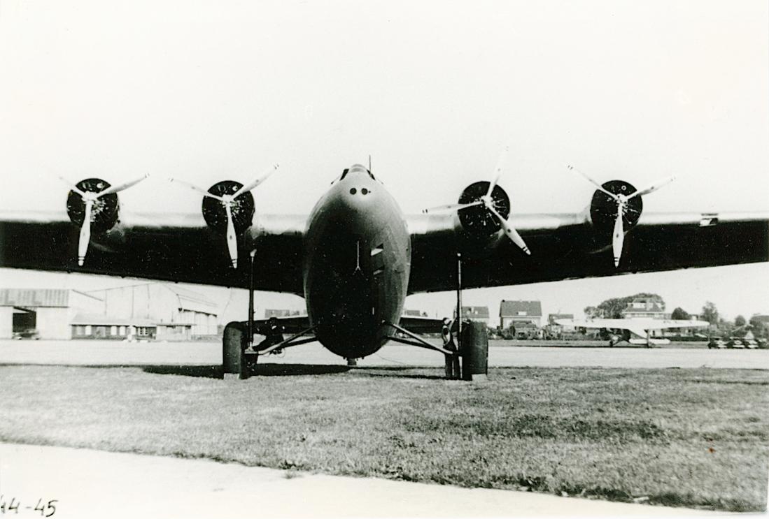Naam: Foto 375. PH-AJA 'Arend'. Fokker F.XXXVI. 1100 breed.jpg
Bekeken: 282
Grootte: 88,3 KB