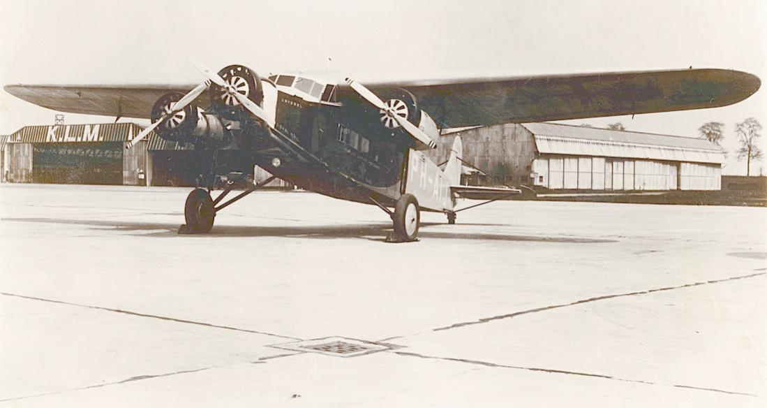 Naam: Foto 376. PH-AIJ 'IJsvogel'. Fokker F.XII. 1100 breed.jpg
Bekeken: 570
Grootte: 61,9 KB
