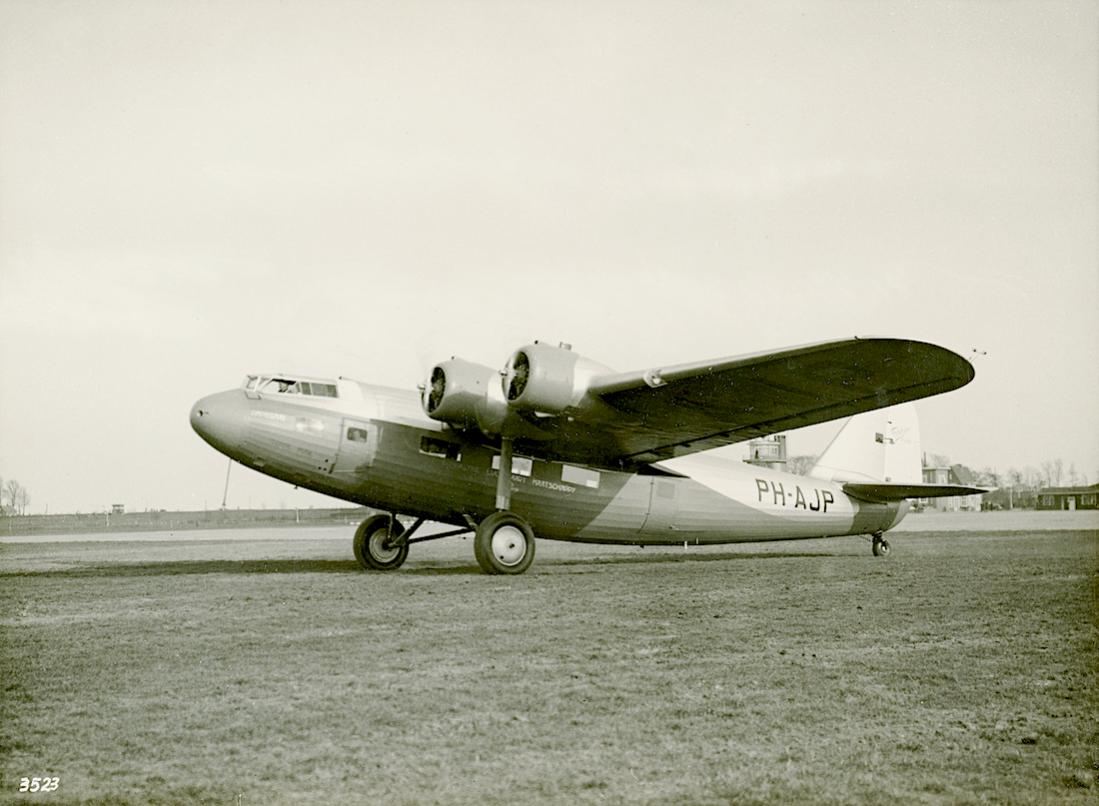 Naam: Foto 377. PH-AJP 'Papegaai'. Fokker F.XII. 1100 breed.jpg
Bekeken: 752
Grootte: 91,1 KB