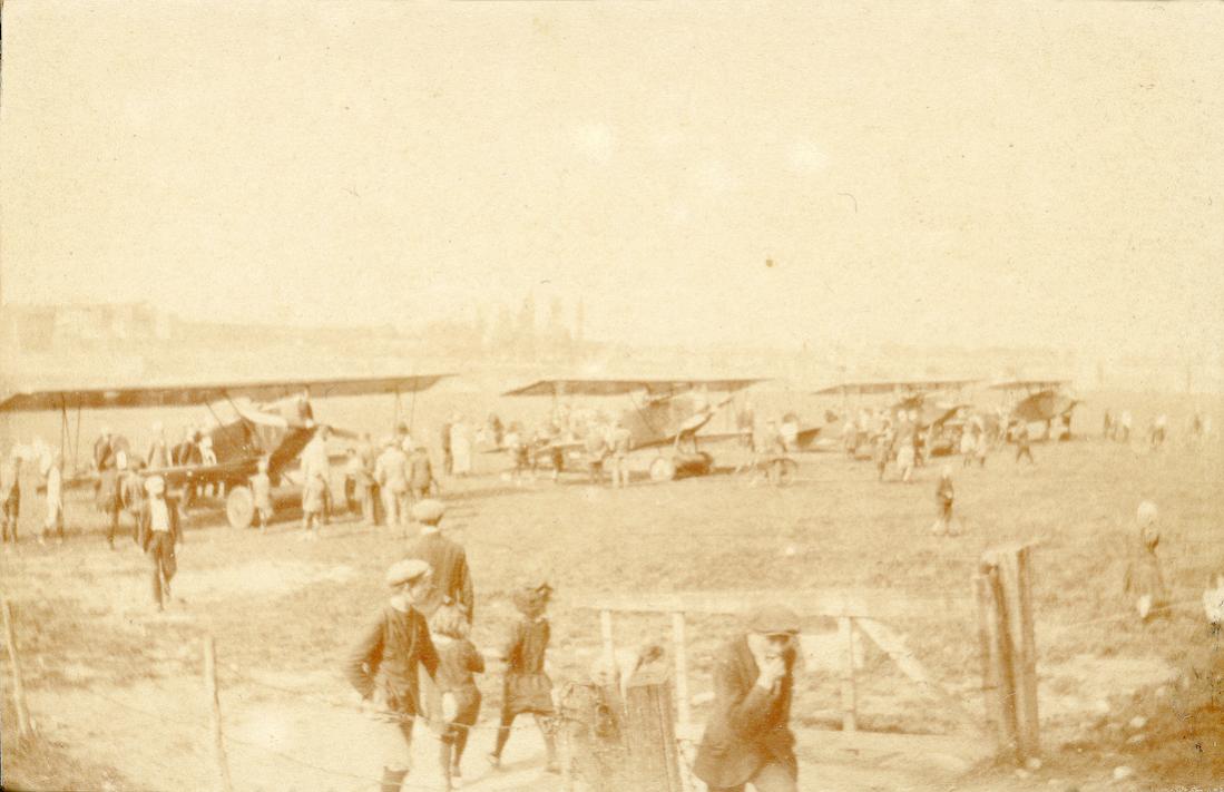 Naam: Foto 142. LVA. Op de Green (juli 1924?). 2400dpi kopie. 1100 breed.jpg
Bekeken: 858
Grootte: 80,9 KB