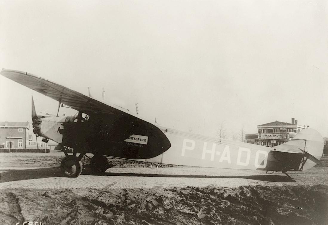 Naam: Foto 378. PH-ADO (eerder H-NADO). Fokker F.VIIa voor Freightservice op Waalhaven. 1100 breed.jpg
Bekeken: 413
Grootte: 82,9 KB