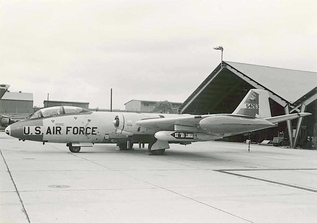 Naam: Foto 814. 55-4263. (MSN 365). Martin B-57E-MA. Converted to EB-57E. 1100 breed.jpg
Bekeken: 531
Grootte: 81,6 KB