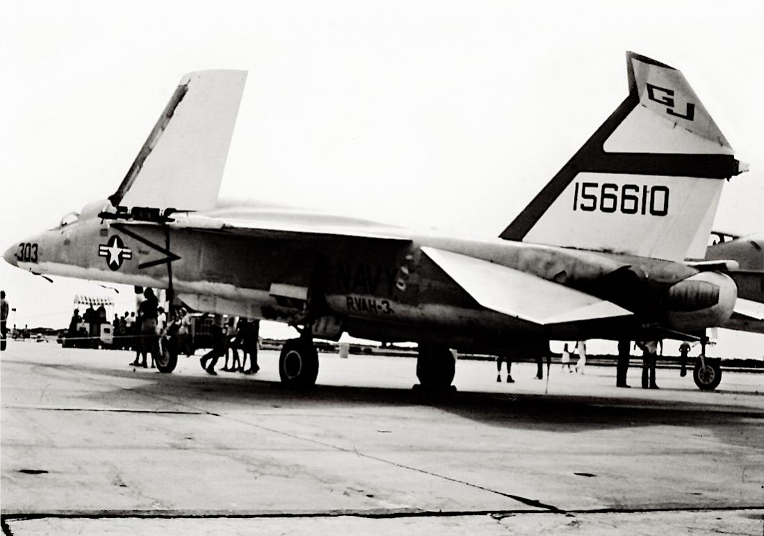 Naam: Foto 817. (MSN 316-3). North American RA-5C Vigilante. 1100 breed.jpg
Bekeken: 1068
Grootte: 86,8 KB