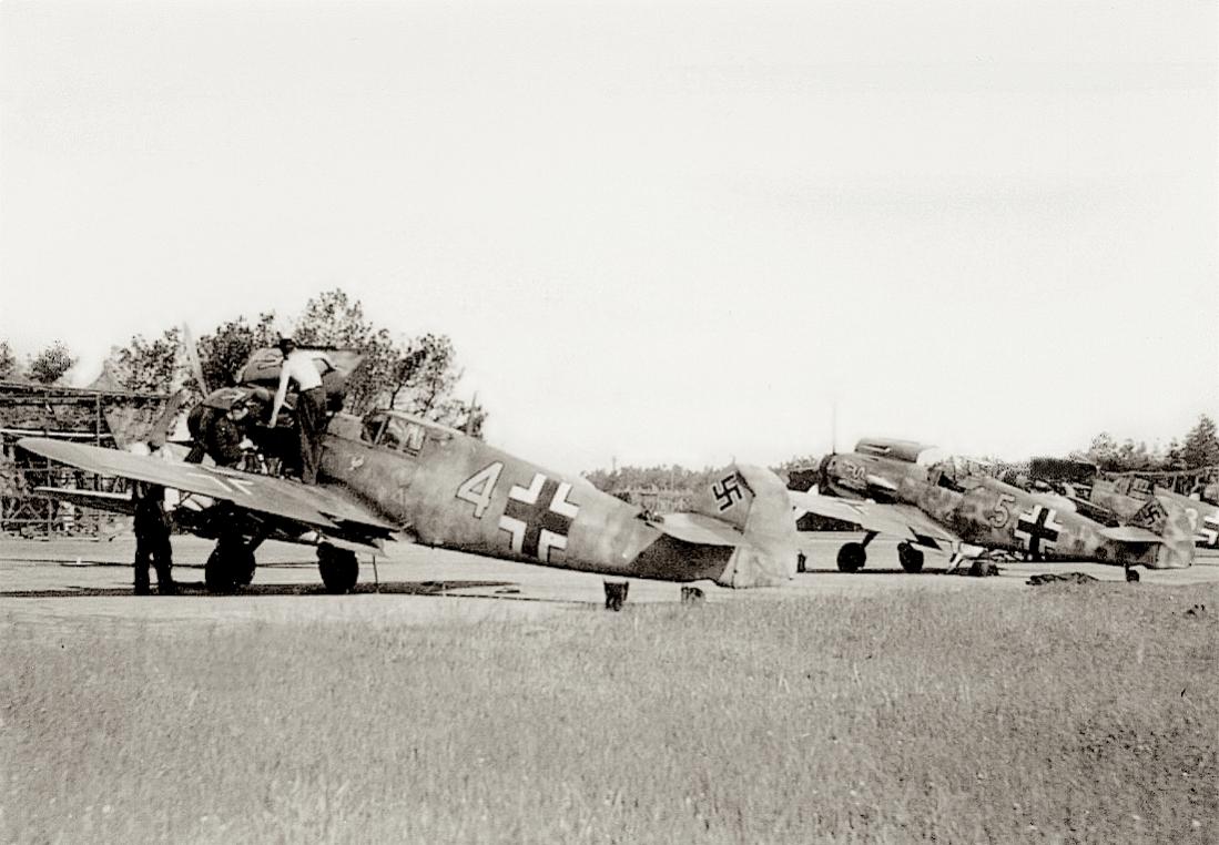 Naam: Foto 590. Onderhoud aan Messerschmitt Bf-109. 1100 breed.jpg
Bekeken: 758
Grootte: 100,9 KB