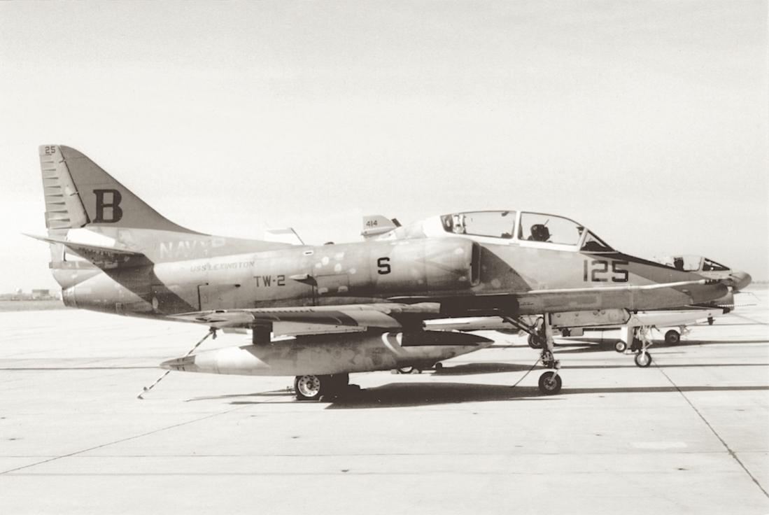 Naam: Foto 820. 'B-125'. McDonnell Douglas TA-4J Skyhawk van TW-2 (Training Air Wing Two or TRAWING 2).jpg
Bekeken: 426
Grootte: 63,1 KB