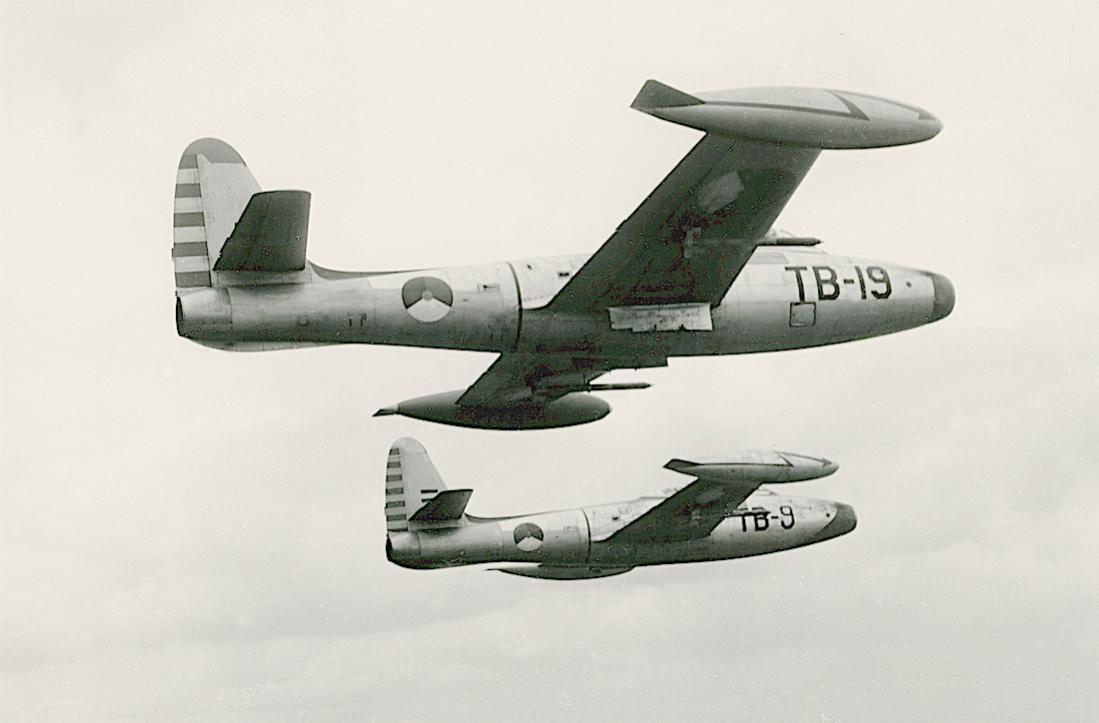 Naam: Foto 283. Republic F-84G Thunderjets. TB-9 (K-86), TB-19 (K-?). 1100 breed.jpg
Bekeken: 481
Grootte: 54,9 KB