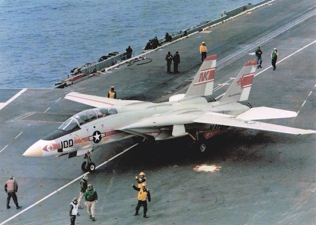 Naam: Foto 823. Grumman F-14A Tomcat van VF-1 'Wolfpack' gestationeerd op de USS Enterprise. 1100 bree.jpg
Bekeken: 423
Grootte: 116,5 KB