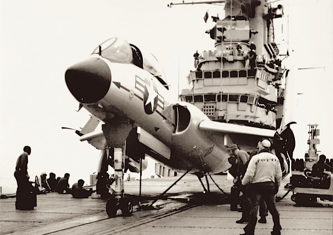 Naam: Foto 825. Chance Vought F7U Cutlass, 1100 breed.jpg
Bekeken: 388
Grootte: 105,7 KB