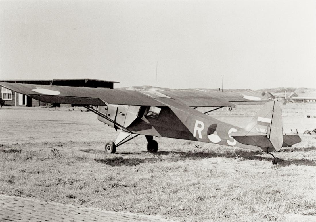 Naam: Foto 284. R-9 (Engl. regi. NJ961), c:n 581. Taylorcraft Auster Mk.III. Dutch no.6 Sq 'L', sept. .jpg
Bekeken: 286
Grootte: 116,0 KB