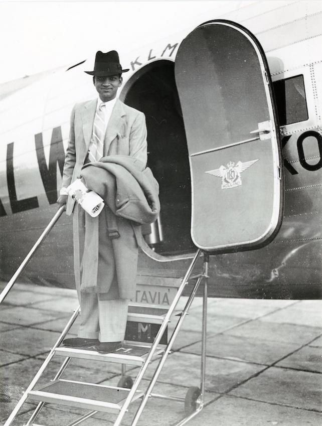 Naam: Foto 386. Maharadja van Taipur reist met PH-ALW 'Wielewaal'. 850 hoog.jpg
Bekeken: 657
Grootte: 74,5 KB