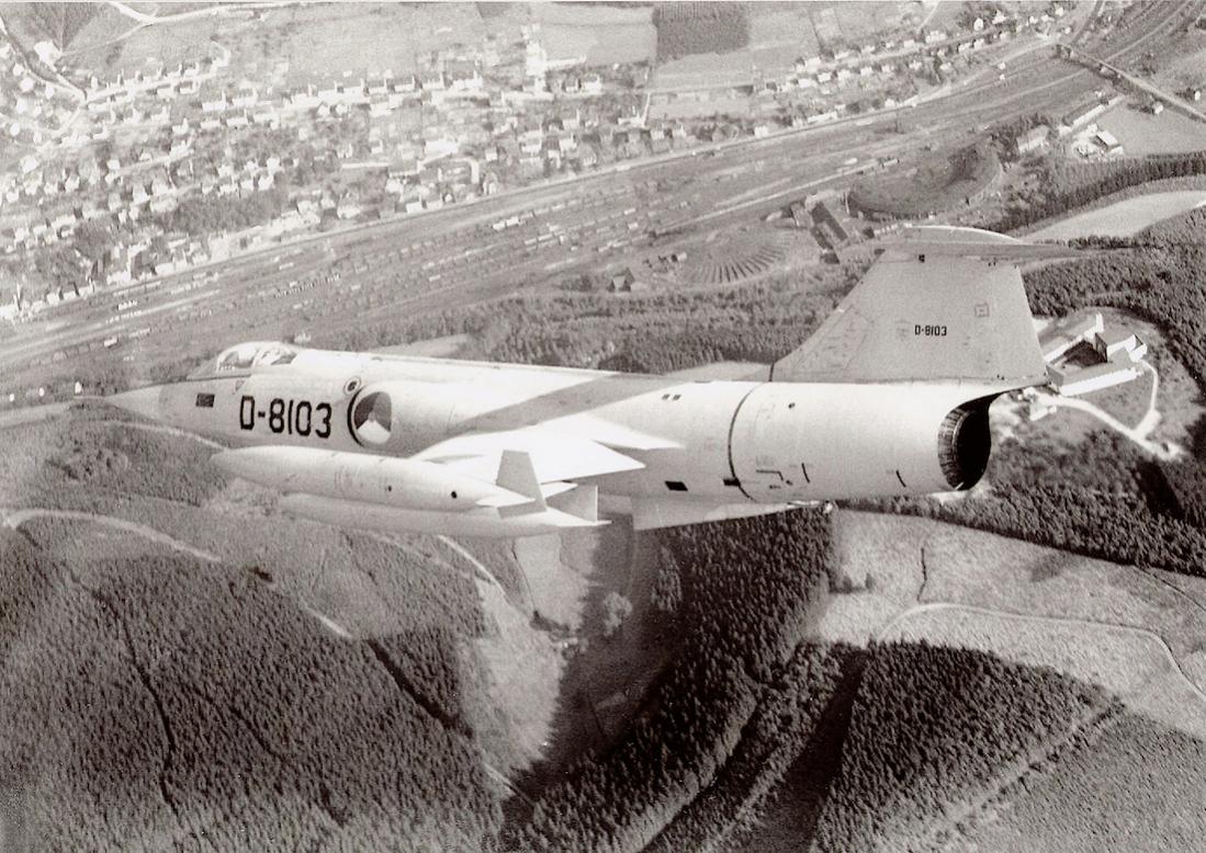 Naam: Foto 286. D-8103. Lockheed F-104G Starfighter. 1100 breed.jpg
Bekeken: 437
Grootte: 169,7 KB