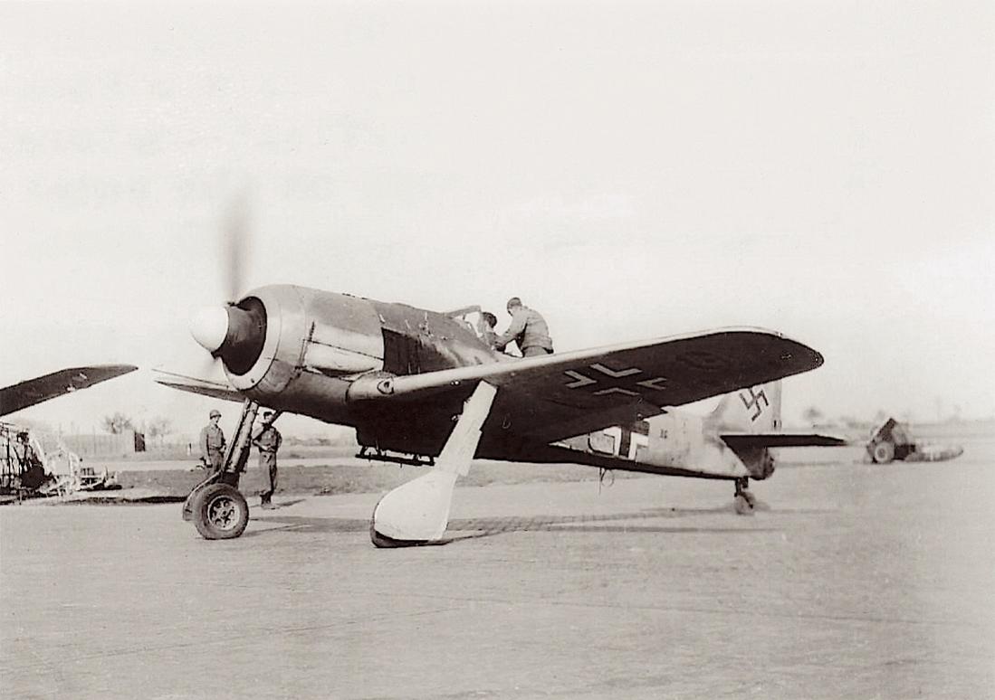 Naam: Foto 597. Fw 190. Amerikaanse militairen testen de motor van hun Beute. 1100 breed.jpg
Bekeken: 622
Grootte: 72,9 KB