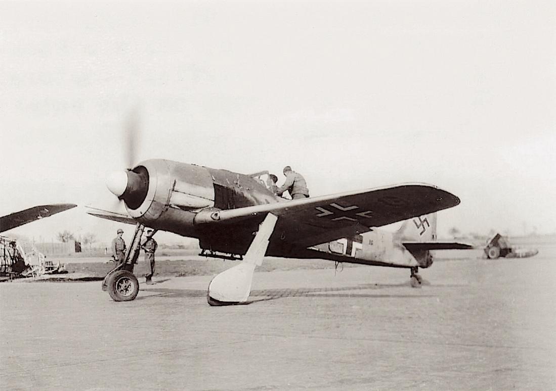 Naam: Foto 597. Fw 190. Amerikaanse militairen testen de motor van hun Beute. 1100 breed.jpg
Bekeken: 869
Grootte: 72,9 KB