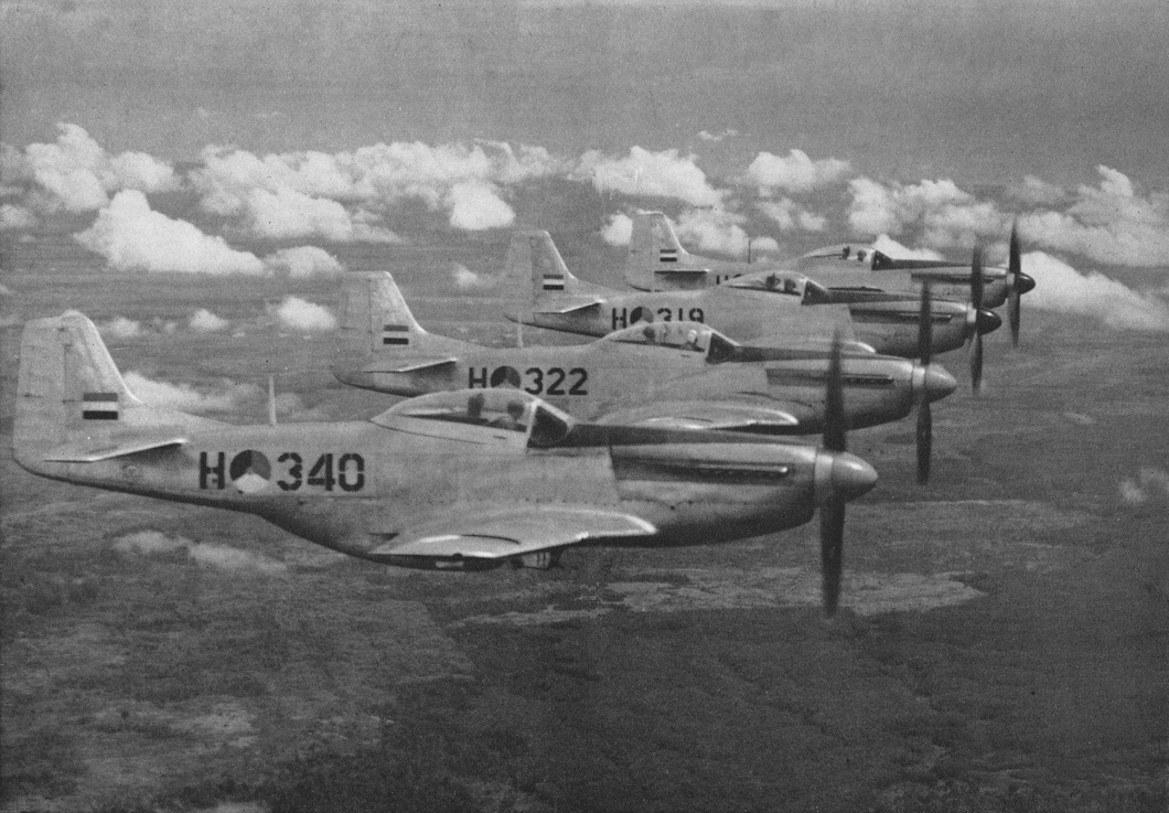 Naam: Mustangs, waarschijnlijk van 122sqn demoteam (uit Cockpit eind jaren 60).jpg
Bekeken: 348
Grootte: 280,1 KB