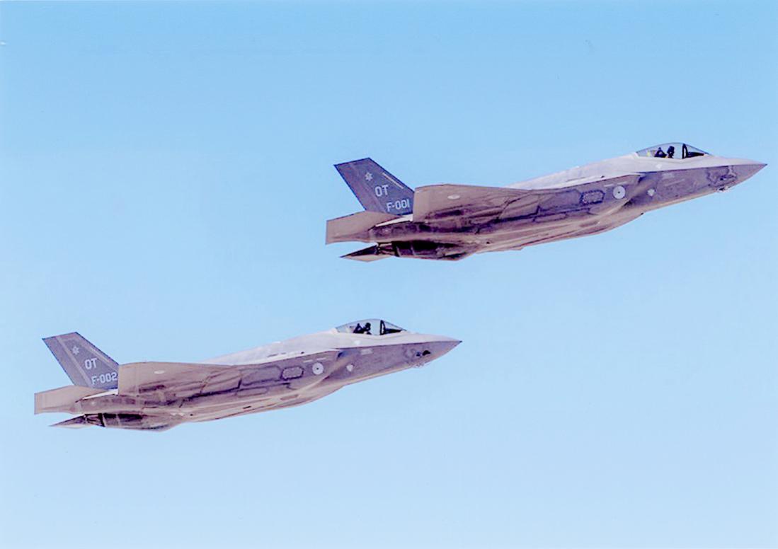 Naam: Foto 289. Lockheed Martin F-35A Lightning II F001 en F-002. KLu. 1100 breed.jpg
Bekeken: 566
Grootte: 39,2 KB