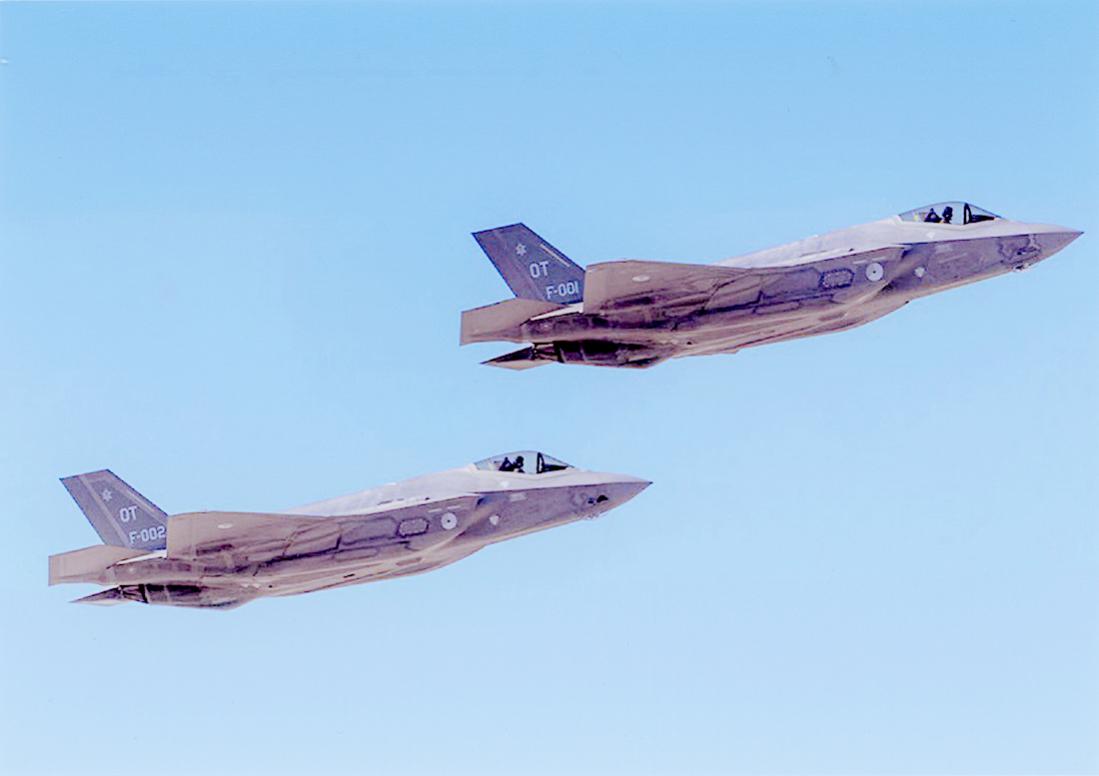 Naam: Foto 289. Lockheed Martin F-35A Lightning II F001 en F-002. KLu. 1100 breed.jpg
Bekeken: 946
Grootte: 39,2 KB