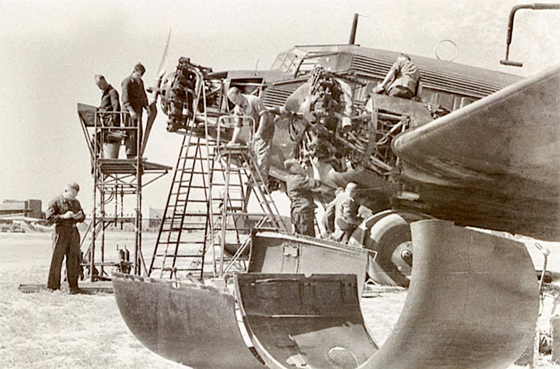 Naam: Foto 599. Ju-52 met monteurs. 1100 breed.jpg
Bekeken: 742
Grootte: 130,8 KB
