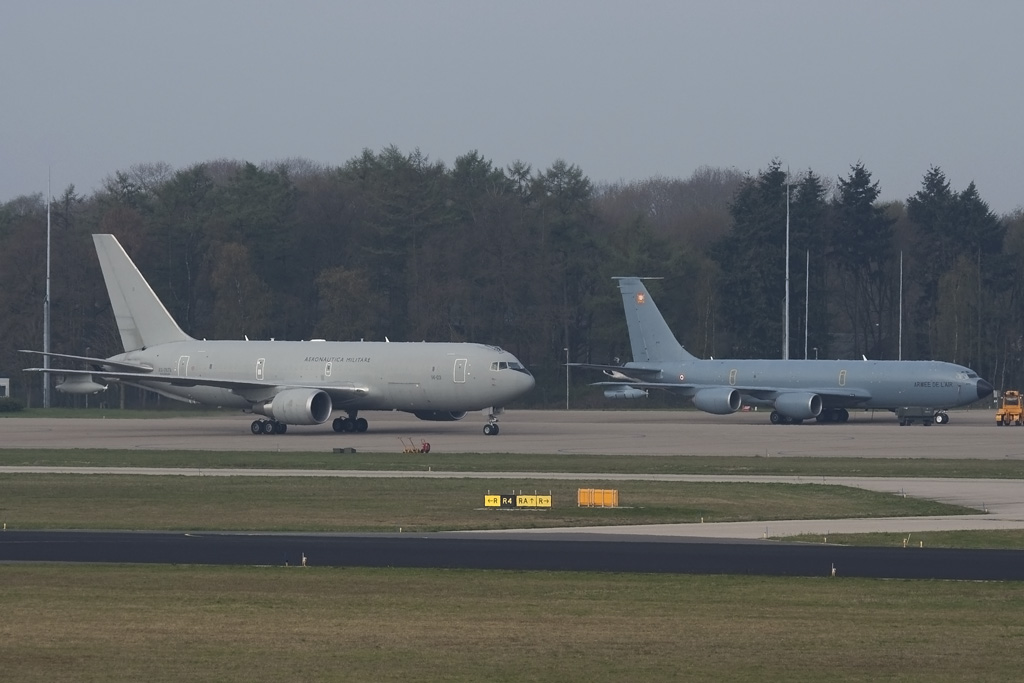 Naam: KC767+C-135FR_04apr17EHEH1.jpg
Bekeken: 223
Grootte: 171,9 KB