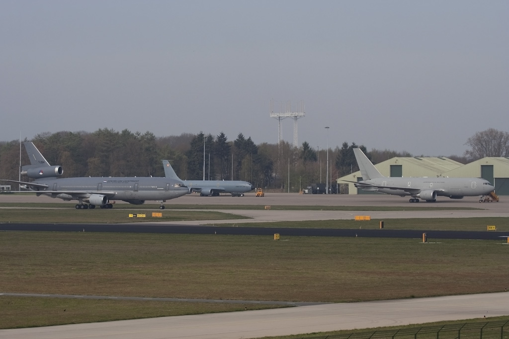 Naam: KDC-10+C-135FR+KC767_04apr17EHEH3.jpg
Bekeken: 256
Grootte: 151,1 KB