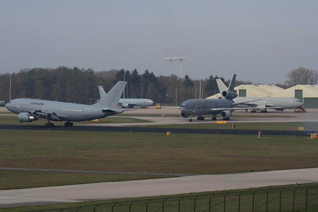 Naam: A310MRTT+C-135FR+KDC-10+KC767_04apr17EHEH4.jpg
Bekeken: 238
Grootte: 164,2 KB