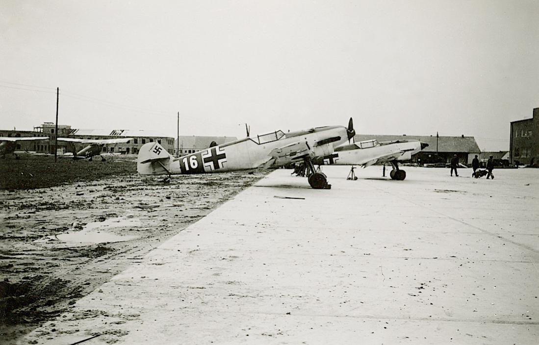 Naam: Foto 601. Me-109 D-1 van een Jagdfliegerschule. 1100 breed.jpg
Bekeken: 645
Grootte: 100,9 KB