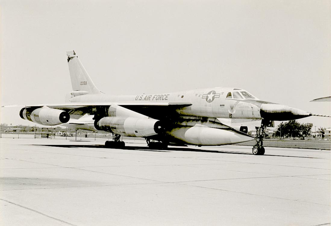 Naam: Foto 837. 61-2059 (MSN 95). Convair B-58A-20-CF Hustler. 1100 breed.jpg
Bekeken: 442
Grootte: 64,9 KB