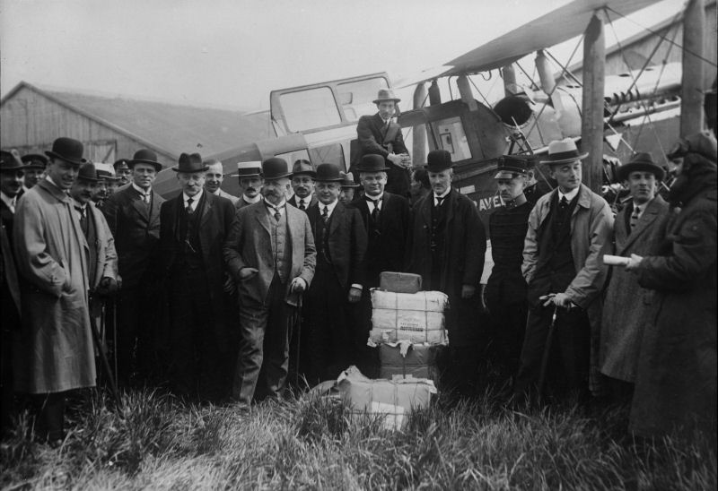 Naam: DH.16 G-EALU AT&T 1920-05-17  01 British pilot H. Jerry Shaw on the far right.jpg
Bekeken: 208
Grootte: 82,4 KB