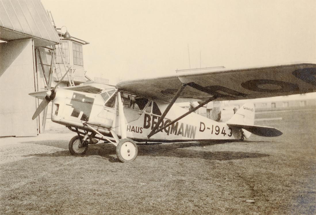 Naam: Foto 510. D-1943. de Havilland Puss-Moth. 1100 breed.jpg
Bekeken: 458
Grootte: 121,7 KB