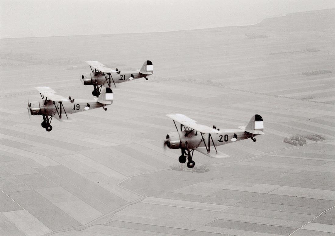 Naam: Foto 153. 19, 20 en 21. Formatie Koolhoven FK.51 trainers. 1100 breed.jpg
Bekeken: 950
Grootte: 83,6 KB