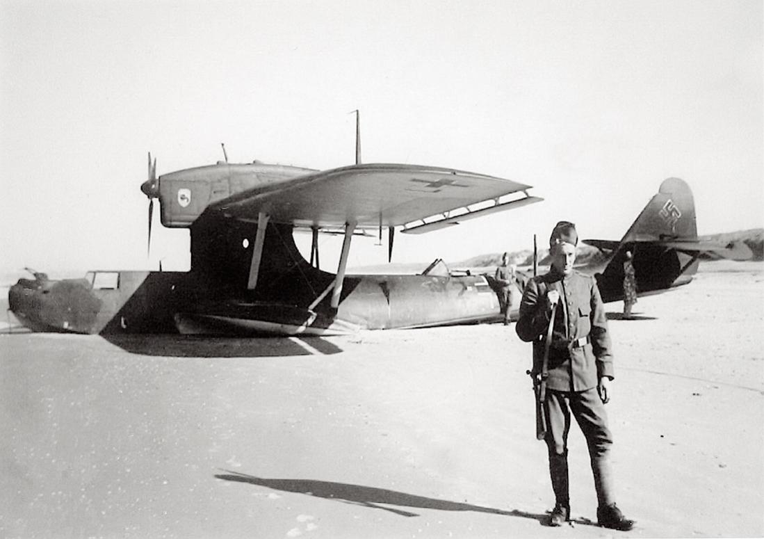 Naam: Foto 605. M2+LK. Do 18D op Ameland 13.09.1939.jpg
Bekeken: 740
Grootte: 76,9 KB
