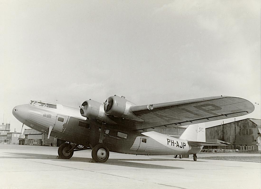 Naam: Foto 395. PH-AJP 'Papegaai'. Fokker F.XXII. 1100 breed.jpg
Bekeken: 693
Grootte: 76,7 KB
